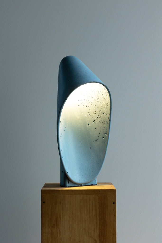 ZEBRES Lampe à poser « Gloria », Modèle 560, Diagénèse de sédiment marin, 56 x 27 x 23 cm, 2023 - Édouard Boulmier
