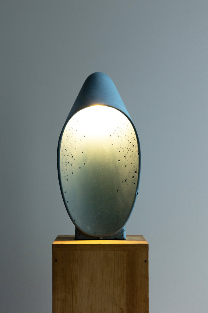ZEBRES Lampe à poser « Gloria », Modèle 560, Diagénèse de sédiment marin, 56 x 27 x 23 cm, 2023 - Édouard Boulmier