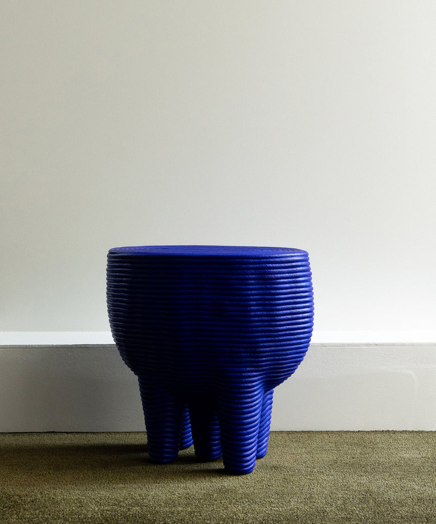 ZEBRES Tabouret Tabouret « Ileff », Corde de coton peinte en bleu outremer, 45 x 47 x 28 cm, 2020 - Christian Astuguevieille