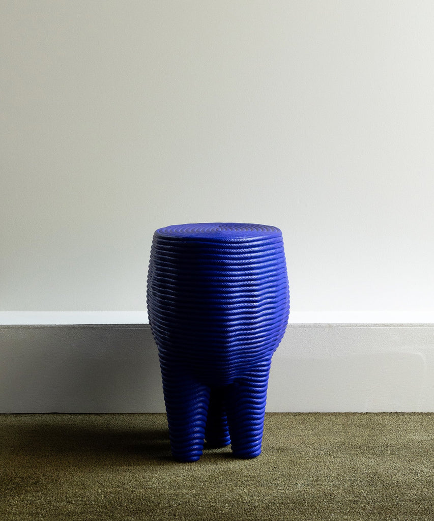ZEBRES Tabouret Tabouret « Ileff », Corde de coton peinte en bleu outremer, 45 x 47 x 28 cm, 2020 - Christian Astuguevieille