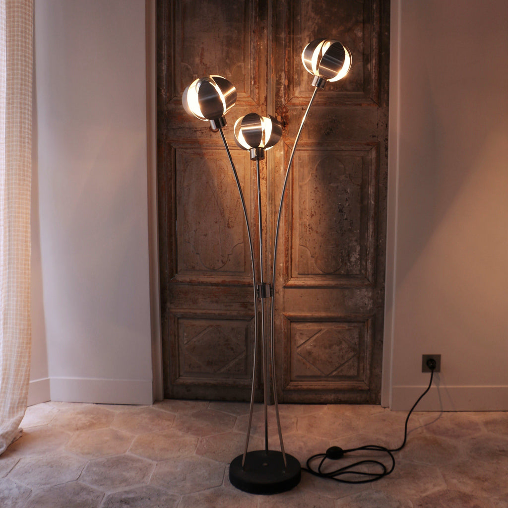 Lampe en métal chromé ornée de pétales - ZEBRES