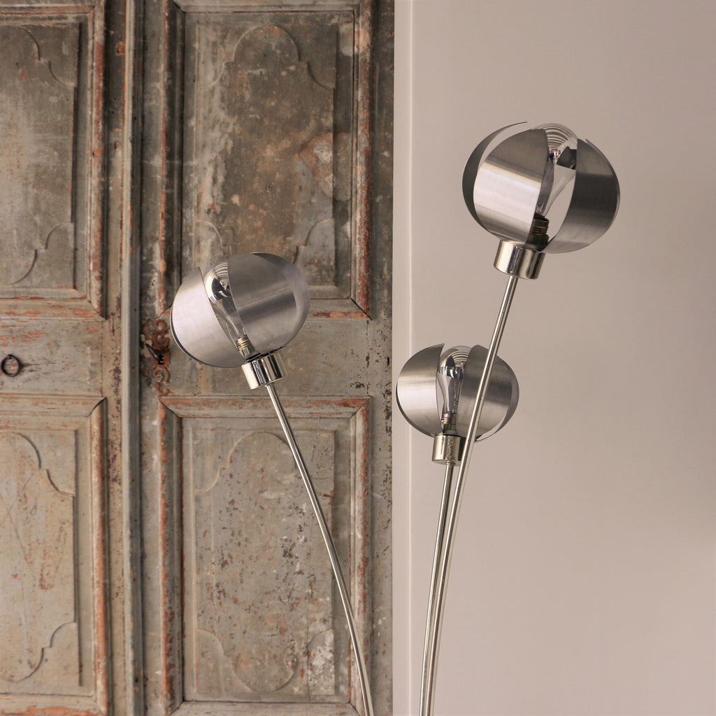 Lampe en métal chromé ornée de pétales - ZEBRES