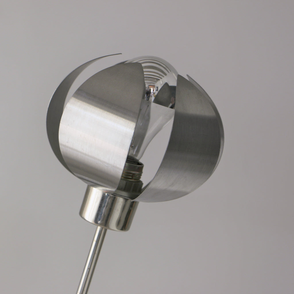 Lampe en métal chromé ornée de pétales - ZEBRES