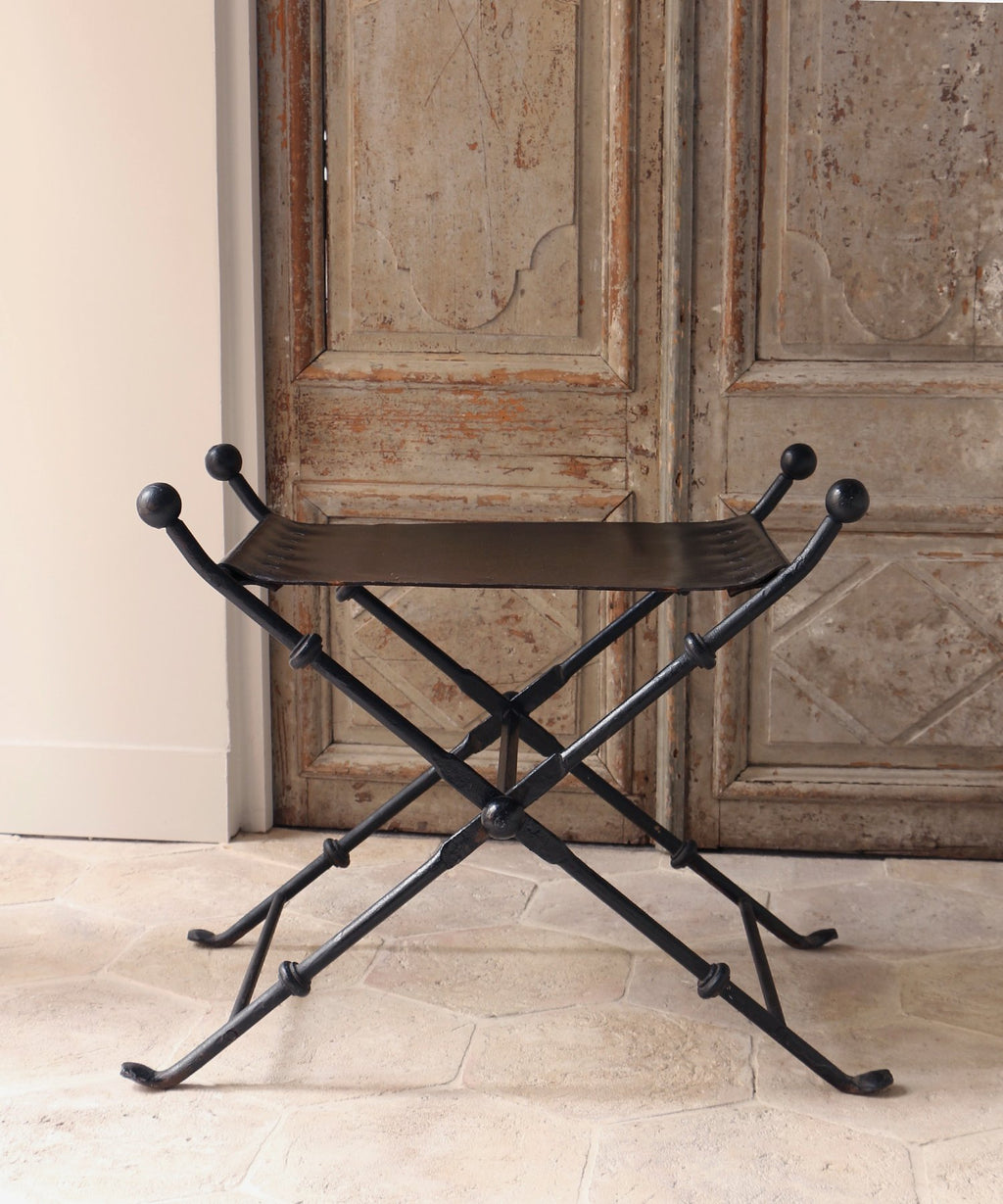 ZEBRES Tabouret pliant, assise en cuir noir - années 1940