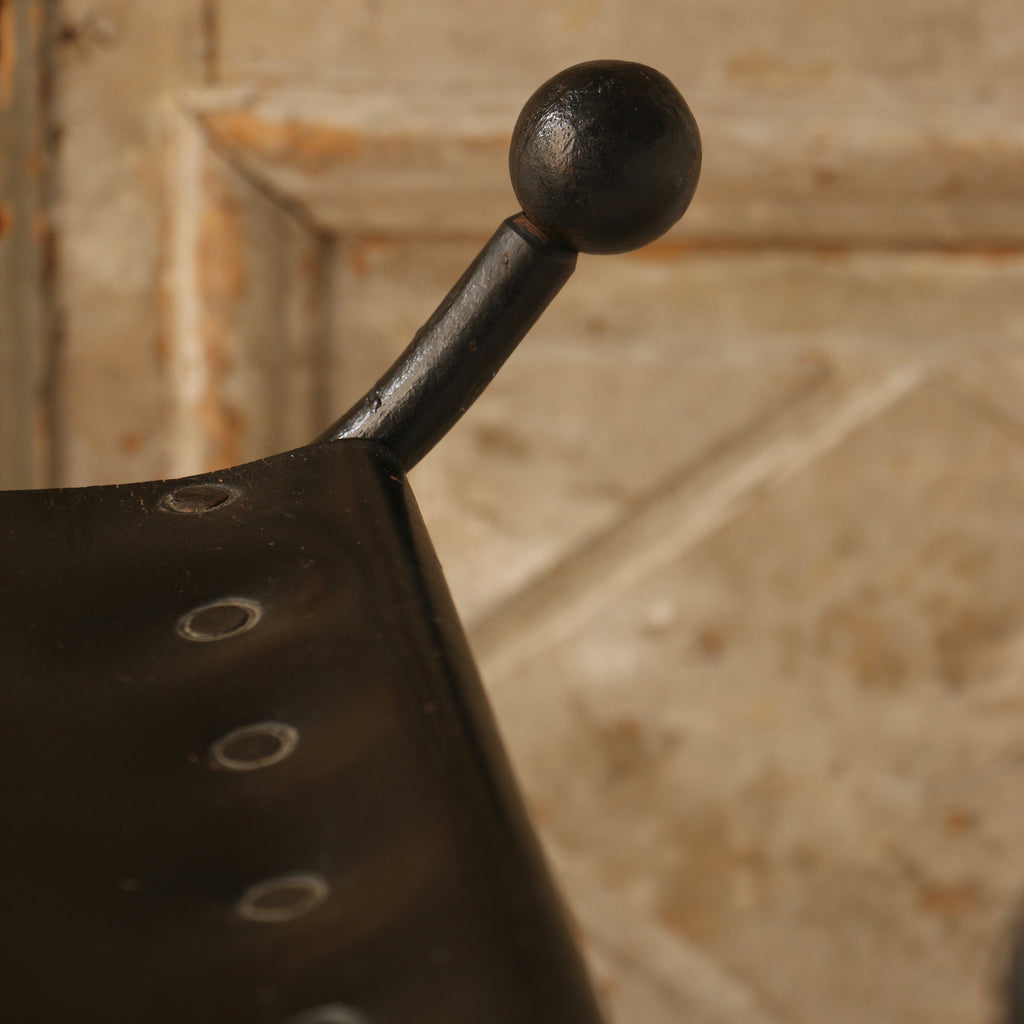 Tabouret pliant, assise en cuir noir - années 1940 - ZEBRES
